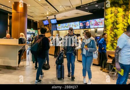 Vienne, Autriche, Aéroport Schwecht, touristes, voyager, vue générale du restaurant mcdonalds Fast Food, intérieurs contemporains, vacances adolescentes, groupe d'adolescents, amis de l'aéroport du restaurant Banque D'Images