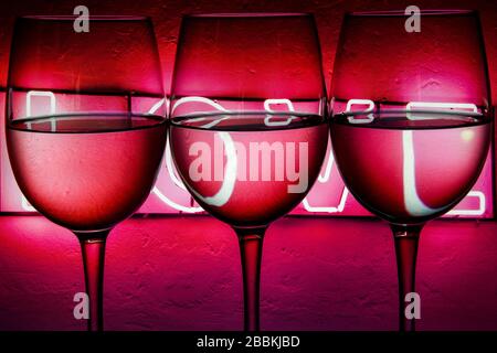 Ensemble de trois verres à vin Trensperent sur fond avec TEXTE AMOUR, bannière Banque D'Images