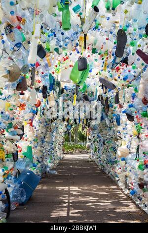 Un tunnel de déchets constitué de bouteilles, de conteneurs et de déchets en plastique usagés et anciens a été collecté à partir des plages des Seychelles, en tant que concept de gl Banque D'Images