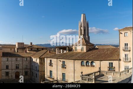 Paysage de la ville médiévale de Gérone avec clocher de la cathédrale Santa Maria en arrière-plan, Catalogne, Espagne. Banque D'Images