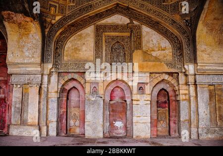 Bara Gumbad (grand dôme) mosquée, Lohdi Gardens, Delhi, Inde. Magnifique détail du Mihrab, construit à la fin du XVe siècle en tons de sable rouge et jaune Banque D'Images