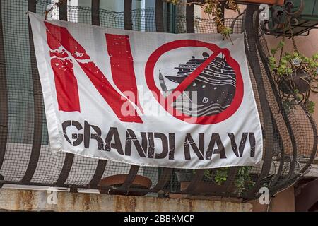 Drapeau de protestation contre les navires de croisière à Venise, Vénétie, Italie Banque D'Images