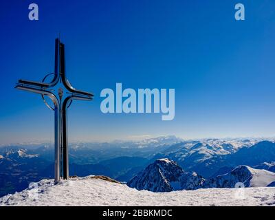 Traversez le Hoher Goell, derrière Dachstein et Tennengebirge, en hiver, les Alpes de Berchtesgaden, le parc national de Berchtesgaden, Berchtesgader Banque D'Images