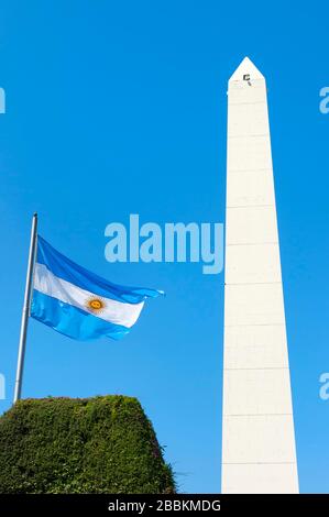 Obélisque et drapeau argentin sur l'avenue 9 de Julio, Buenos Aires, Argentine Banque D'Images