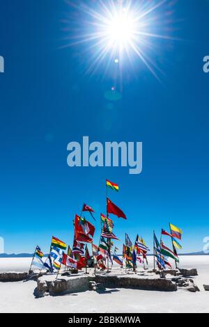 Drapeaux internationaux, Salar de Uyuni, Uyuni, Département de Potosi, Bolivie Banque D'Images