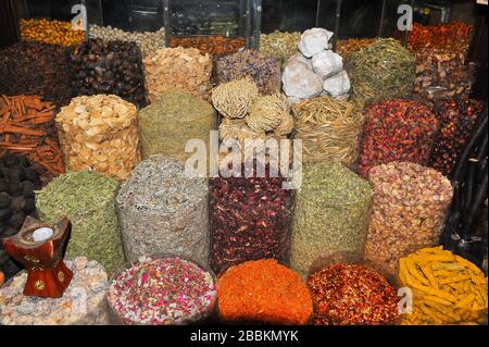 Épices parfumées à l'écran dans le marché aux épices, Dubaï. Un assortiment de noix, graines, racines et feuilles séchées faire un spectacle coloré Banque D'Images