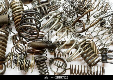 Gros plan de ressorts et de bobines métalliques sur fond blanc Banque D'Images