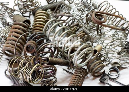 Gros plan de ressorts et de bobines métalliques sur fond blanc Banque D'Images