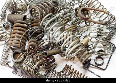Gros plan de ressorts et de bobines métalliques sur fond blanc Banque D'Images
