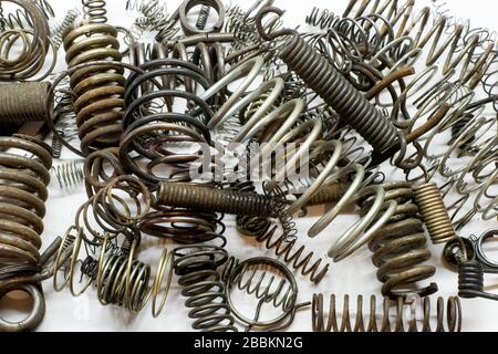 Gros plan de ressorts et de bobines métalliques sur fond blanc Banque D'Images