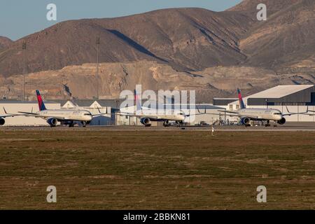 Les avions Delta Airlines sont stockés à l'aéroport logistique de Californie du Sud, au milieu de la pandémie mondiale de coronavirus COVID-19, lundi 30 mars 2020, à Victorville, Californie (Brandon Sloter/image of Sport) (photo par IOS/Espa-Images) Banque D'Images