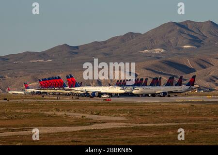 Les avions Delta Airlines sont stockés à l'aéroport logistique de Californie du Sud, au milieu de la pandémie mondiale de coronavirus COVID-19, lundi 30 mars 2020, à Victorville, Californie (Brandon Sloter/image of Sport) (photo par IOS/Espa-Images) Banque D'Images