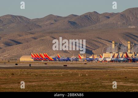 Les avions de Southwest Airlines sont stockés à l'aéroport de logistique de Californie du Sud au milieu de la pandémie mondiale de coronavirus COVID-19, lundi 30 mars 2020, à Victorville, Californie (Brandon Sloter/image of Sport) (photo par IOS/Espa-Images) Banque D'Images