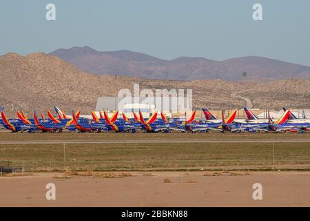 Les avions de Southwest Airlines sont stockés à l'aéroport de logistique de Californie du Sud au milieu de la pandémie mondiale de coronavirus COVID-19, lundi 30 mars 2020, à Victorville, Californie (Brandon Sloter/image of Sport) (photo par IOS/Espa-Images) Banque D'Images