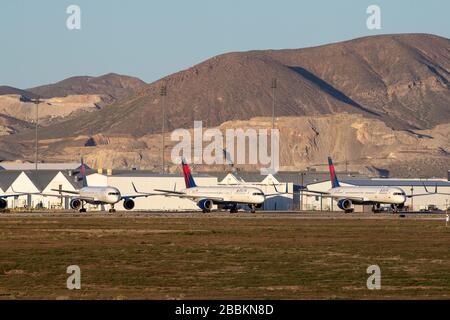 Les avions Delta Airlines sont stockés à l'aéroport logistique de Californie du Sud, au milieu de la pandémie mondiale de coronavirus COVID-19, lundi 30 mars 2020, à Victorville, Californie (Brandon Sloter/image of Sport) (photo par IOS/Espa-Images) Banque D'Images