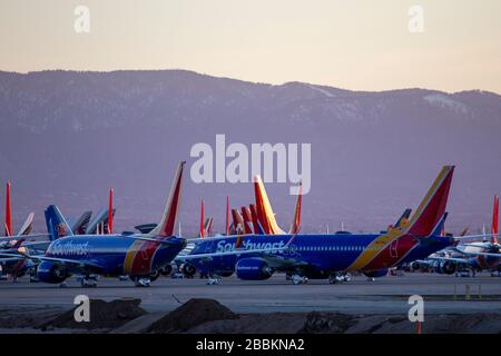 Les avions de Southwest Airlines sont stockés à l'aéroport de logistique de Californie du Sud au milieu de la pandémie mondiale de coronavirus COVID-19, lundi 30 mars 2020, à Victorville, Californie (Brandon Sloter/image of Sport) (photo par IOS/Espa-Images) Banque D'Images