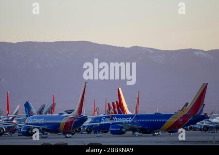 Les avions de Southwest Airlines sont stockés à l'aéroport de logistique de Californie du Sud au milieu de la pandémie mondiale de coronavirus COVID-19, lundi 30 mars 2020, à Victorville, Californie (Brandon Sloter/image of Sport) (photo par IOS/Espa-Images) Banque D'Images