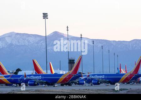 Les avions de Southwest Airlines sont stockés à l'aéroport de logistique de Californie du Sud au milieu de la pandémie mondiale de coronavirus COVID-19, lundi 30 mars 2020, à Victorville, Californie (Brandon Sloter/image of Sport) (photo par IOS/Espa-Images) Banque D'Images