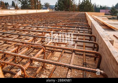 barres de renforcement à la construction d'une maison à une seule famille Banque D'Images