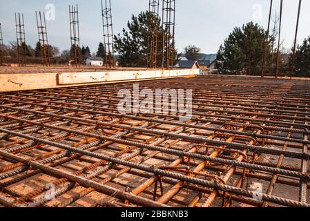 barres de renforcement à la construction d'une maison à une seule famille Banque D'Images