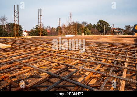 barres de renforcement à la construction d'une maison à une seule famille Banque D'Images