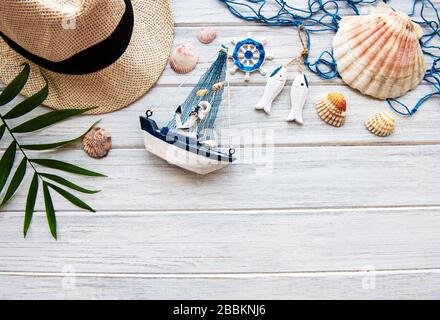 Vacances d'été voyage fond avec des coquillages et bateau jouet. Vue de dessus. Pose plate Banque D'Images