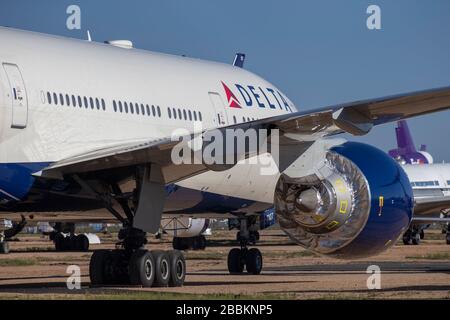 Un Boeing 777-200 de Delta Airlines est vu stocké avec ses moteurs couverts de sable du désert à l'aéroport logistique de Californie du Sud au milieu de la pandémie mondiale de coronavirus COVID-19, lundi 30 mars 2020, à Victorville, Californie (Brandon Sloter/image of Sport) (photo par IOS/Espa-Images) Banque D'Images