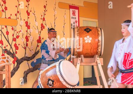 tokyo, japon - 02 mars 2019 : les tambours japonais Wadaiko ou Taiko joués par les garçons et les filles dans un kimono happi court avec hachimaki sur leur tête pour le plu Banque D'Images