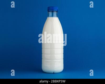 Bouteille de lait maquette isolée sur fond bleu Banque D'Images