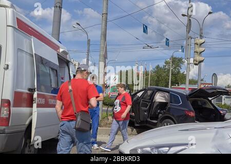 Saint-Pétersbourg, Russie-juin 08, 2019: Un 4x4 a conduit dans un poteau à une intersection Banque D'Images