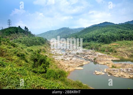 La rivière Dakrong est sèche dans la région montagneuse de la province de Quang Tri, au Vietnam Banque D'Images