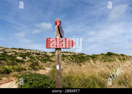 MINORQUE-SEPTEMBRE 22:un panneau de chemin sur la promenade côtière de Cami de Cavalls sur l'île de Minorque, septembre,22.2018. Banque D'Images