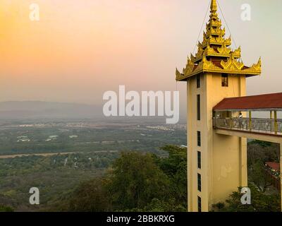 Mandalay, Myanmar - Janvier 2020: Vues au coucher du soleil de la Pagode su Taung Pyae, sur la colline de Mandalay. Banque D'Images