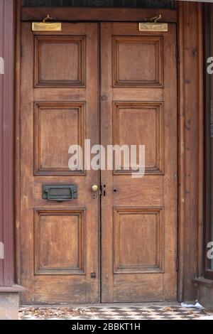 vue rapprochée d'une ancienne porte double en bois menant à un bâtiment urbain Banque D'Images