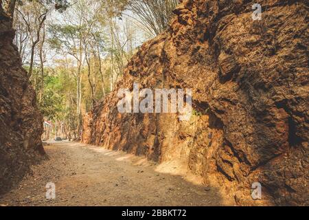 Visite du Mémorial Hellfire Pass dans la province de Kanchanaburi, Thaïlande. Banque D'Images