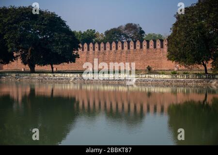 Palais Mandalay (Mya Nan San Kyaw) remparts extérieurs et douves avec arbre et murs reflétés dans l'eau Banque D'Images