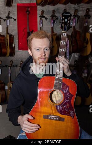 Cardiff, Pays de Galles. 29 janvier 2020. Jack Blyth (21) économise jusqu'à acheter une guitare comme sa nouvelle année de résolution apprennent de nouveau la guitare. Banque D'Images