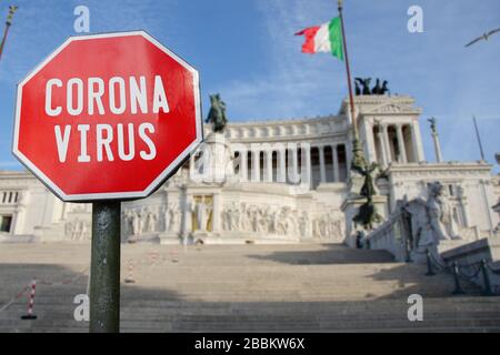 Le virus Corona signe avec l'autel de la patrie à Rome, Italie. Concept d'éclosion de pandémie de coronavirus dans le nord de l'Italie. Banque D'Images