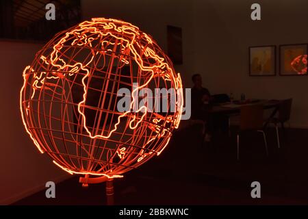 Un Neon Globe à l'exposition ARCO pendant la journée de presse, IFEMA, Madrid. Banque D'Images