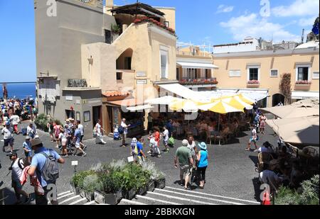 Capri, Itally - 25 juin 2019: Les touristes apprécient l'atmosphère à la Piazza Umberto I en été. Banque D'Images