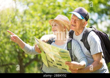 Senior couple hiking Banque D'Images