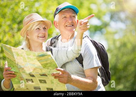 Senior couple hiking Banque D'Images