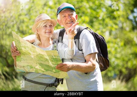 Senior couple hiking Banque D'Images