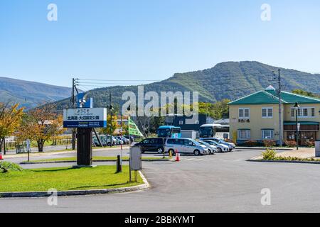 Place avant de la gare d'Onuma-Koen. Une gare sur la ligne principale JR Hokkaido Hakodate dans la ville de Nanae. Hokkaido, Japon Banque D'Images