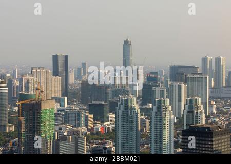 Jakarta, Indonésie - 20 octobre 2019 : vue aérienne générale sur les gratte-ciel de la ville de Jakarta, Indonésie, île de Java, submergée de pollution. Banque D'Images