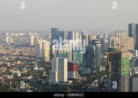 Jakarta, Indonésie - 20 octobre 2019 : vue aérienne générale sur les gratte-ciel de la ville de Jakarta, Indonésie, île de Java, submergée de pollution. Banque D'Images