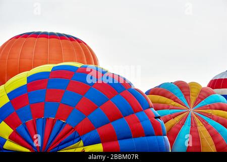 Ballons à air chaud. De nombreux ballons à air chaud multicolores contre un ciel gris nuageux avec espace de copie. À utiliser comme arrière-plan d'été. Banque D'Images