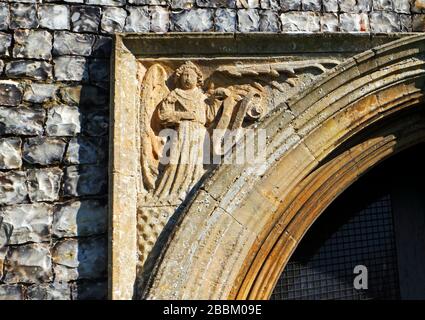 Spandrrel avec ange dans le porche sud du XVe siècle à l'église paroissiale de St Pierre à Ringland, Norfolk, Angleterre, Royaume-Uni, Europe. Banque D'Images