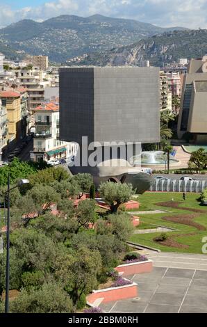Square Head Sculpture & Library Building par Sacha Sosno sur la Promenade des Arts (1989) Nice Alpes-Maritimes France Banque D'Images