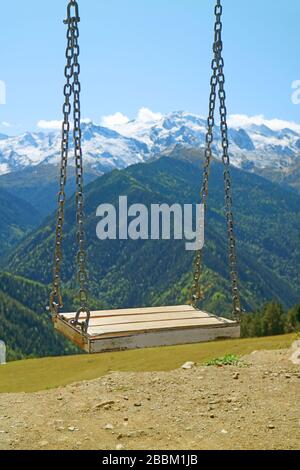 Gros plan sur une oscillation vide contre la montagne floue du Caucase, Mestia, région de Svaneti en Géorgie Banque D'Images